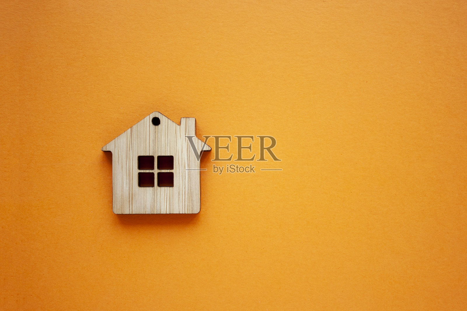 房屋,保险和抵押,房屋和租赁概念。小木屋玩具上橙色背景俯视图copyspace照片摄影图片