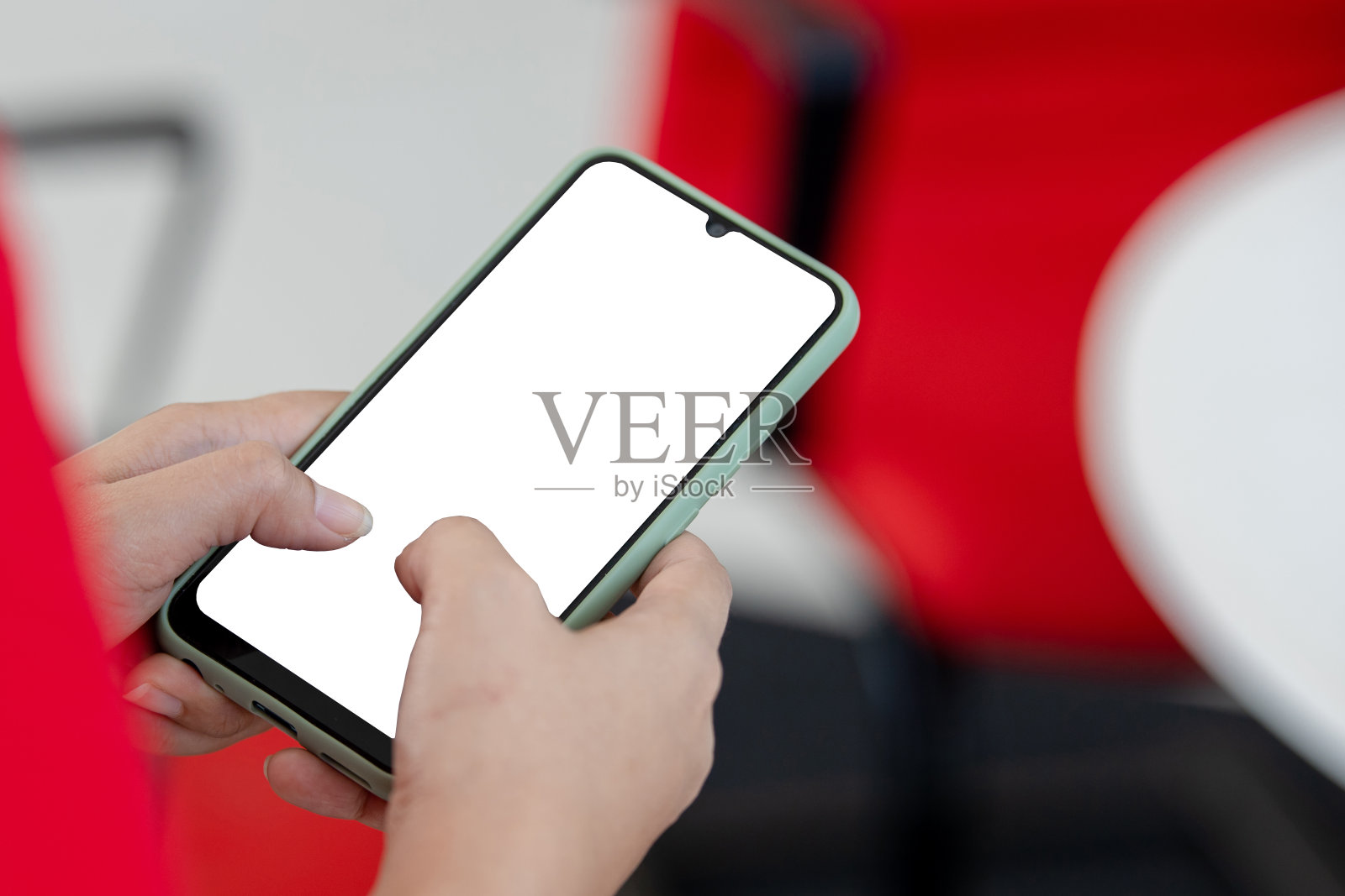 手里拿着现代手机的女人触摸着一个空白屏幕照片摄影图片