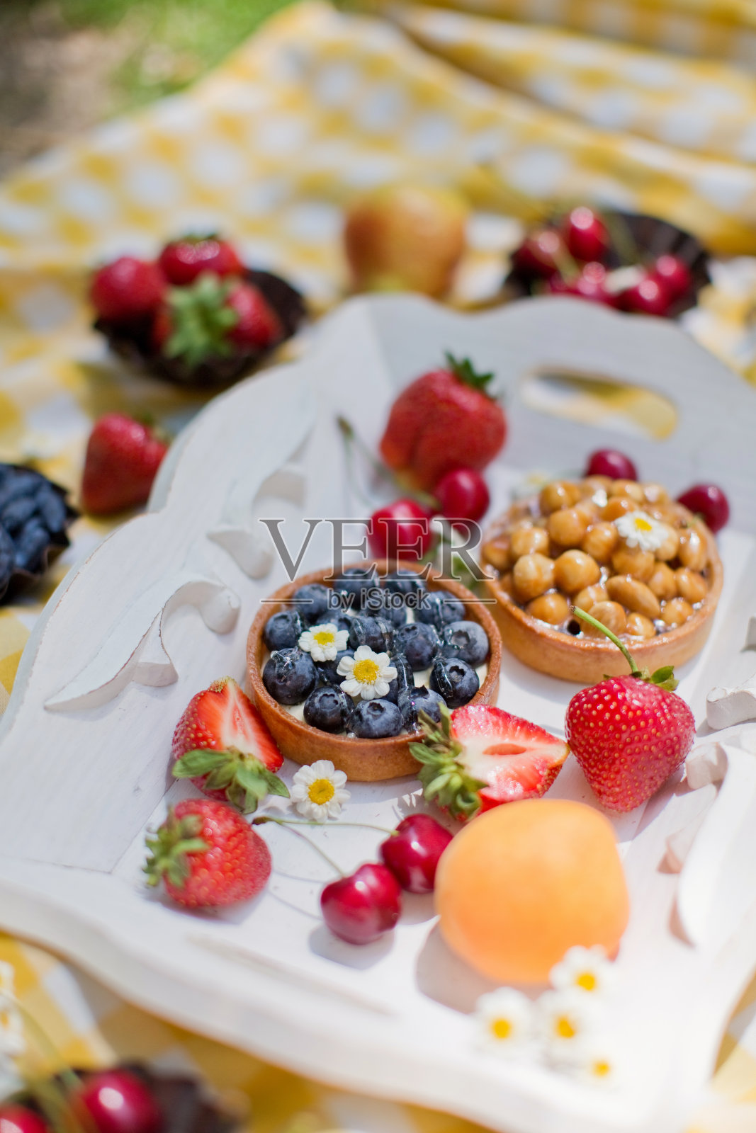 在公园野餐。新鲜水果和挞,浆果和坚果照片摄影图片