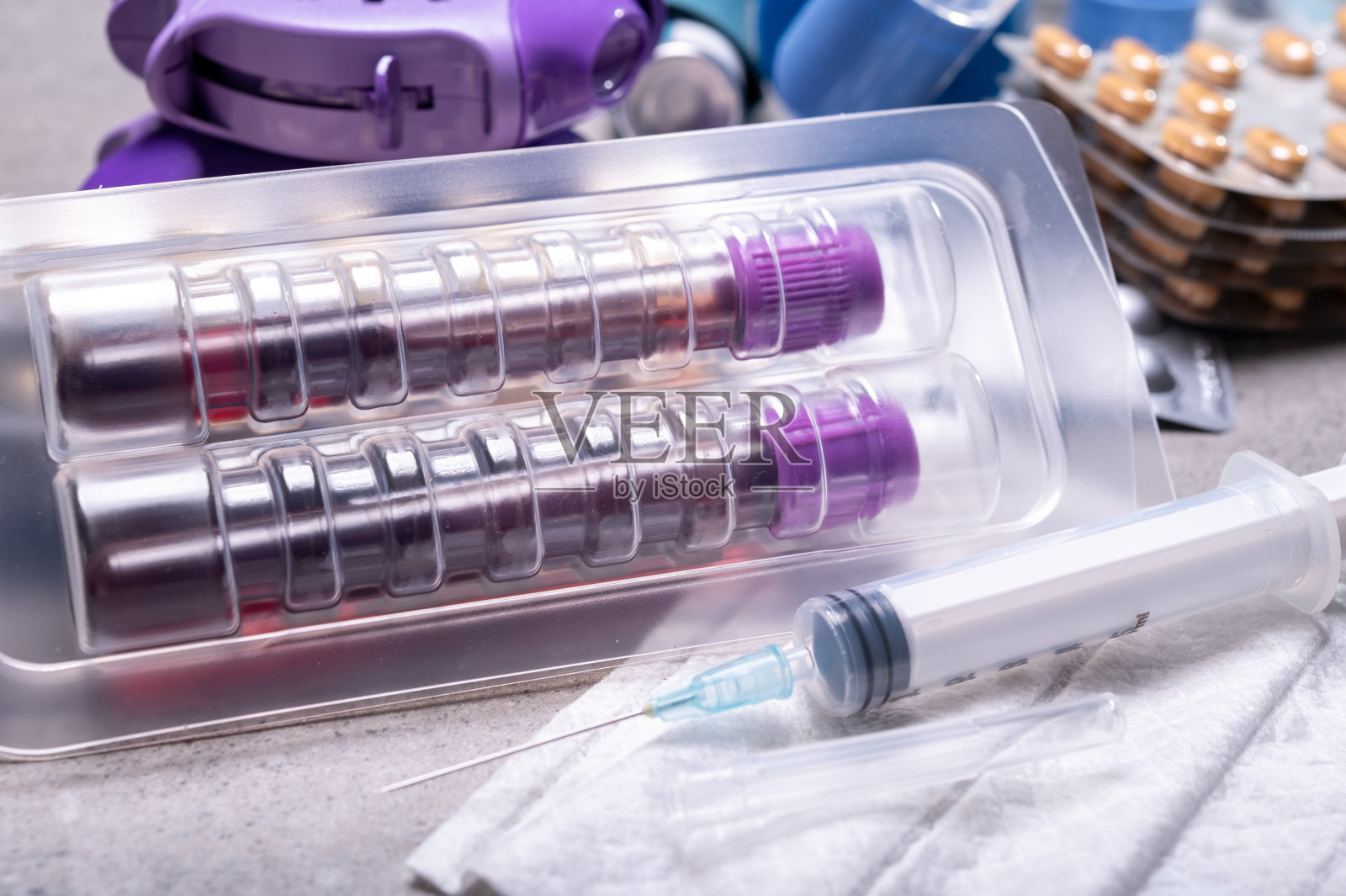 用于检测病毒、流感或细菌感染的血液样本的医用试管和注射器照片摄影图片