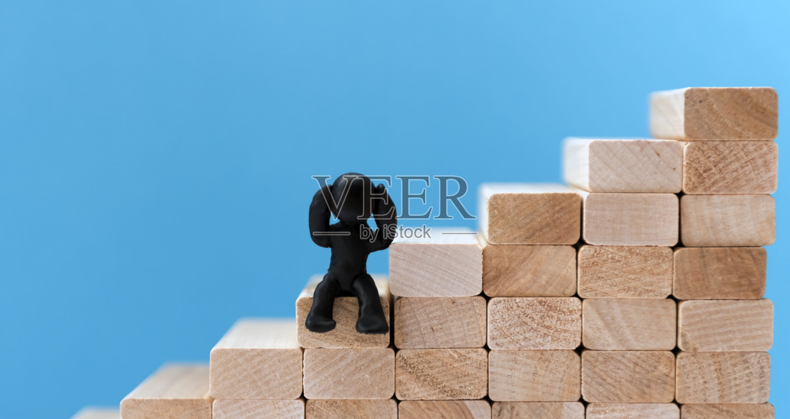 由蓝色背景的立方体组成的财务图表。世界市场增长率概念。照片摄影图片