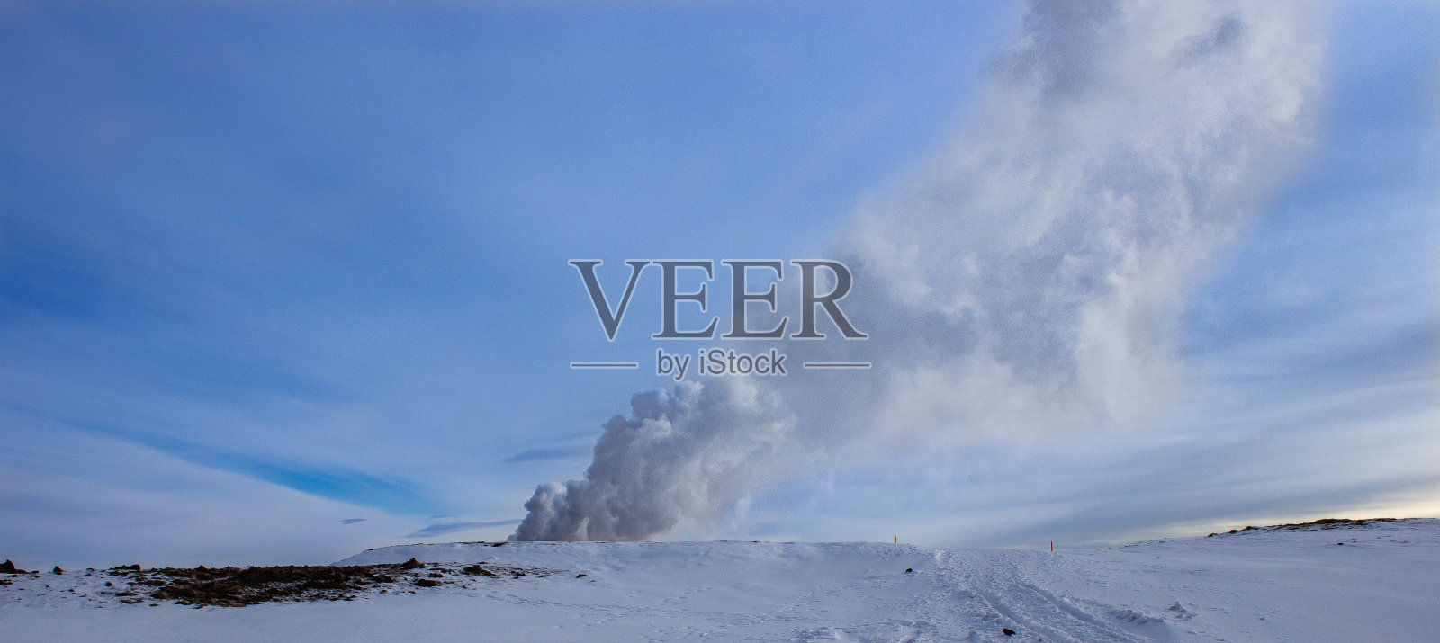 在冬季景观中,水蒸气从地下冒出来照片摄影图片