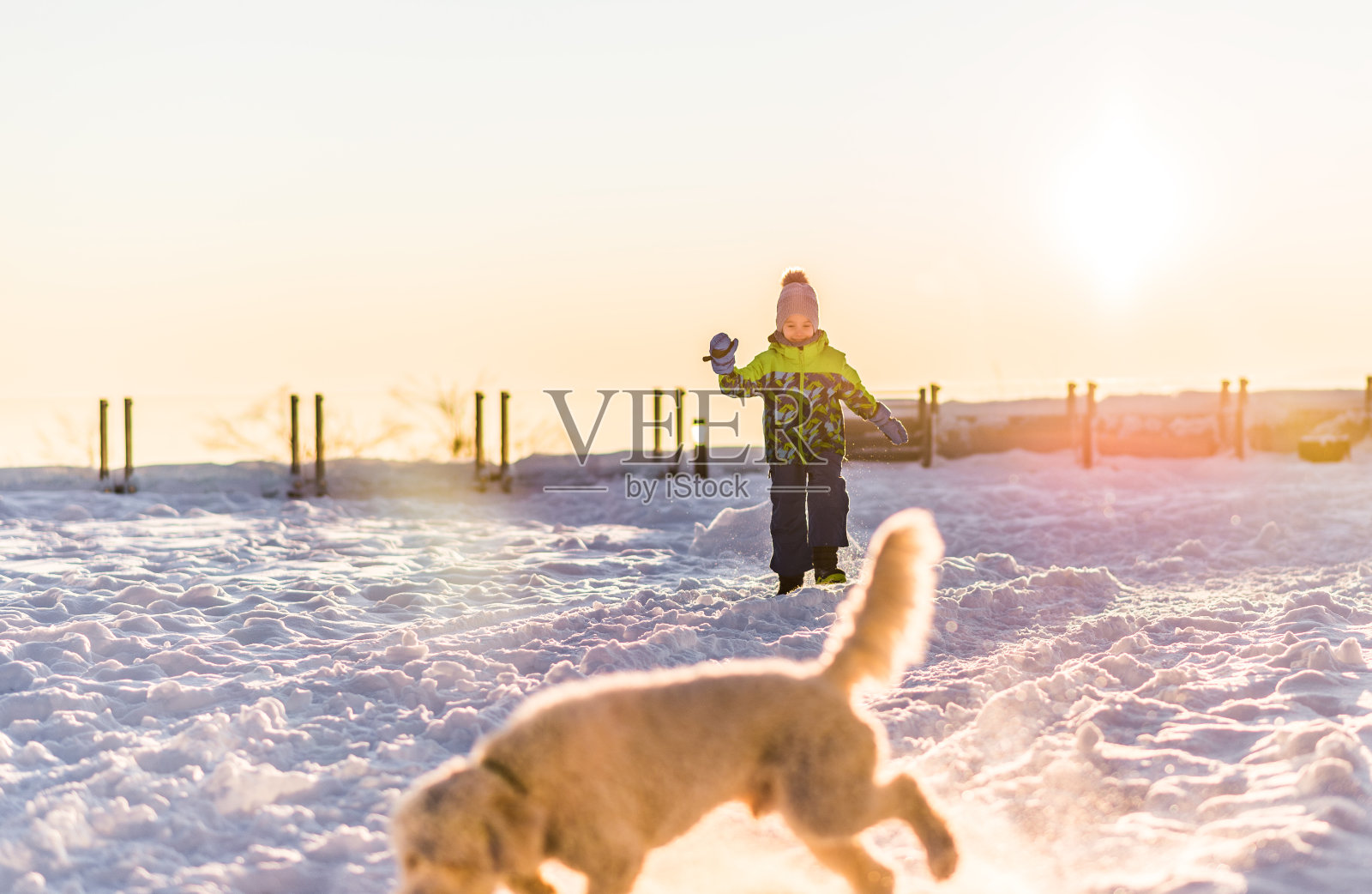 可爱的小男孩在山顶上奔跑照片摄影图片