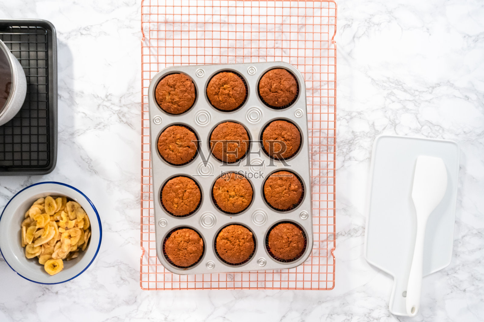 新鲜出炉的香蕉坚果面包松饼。照片摄影图片