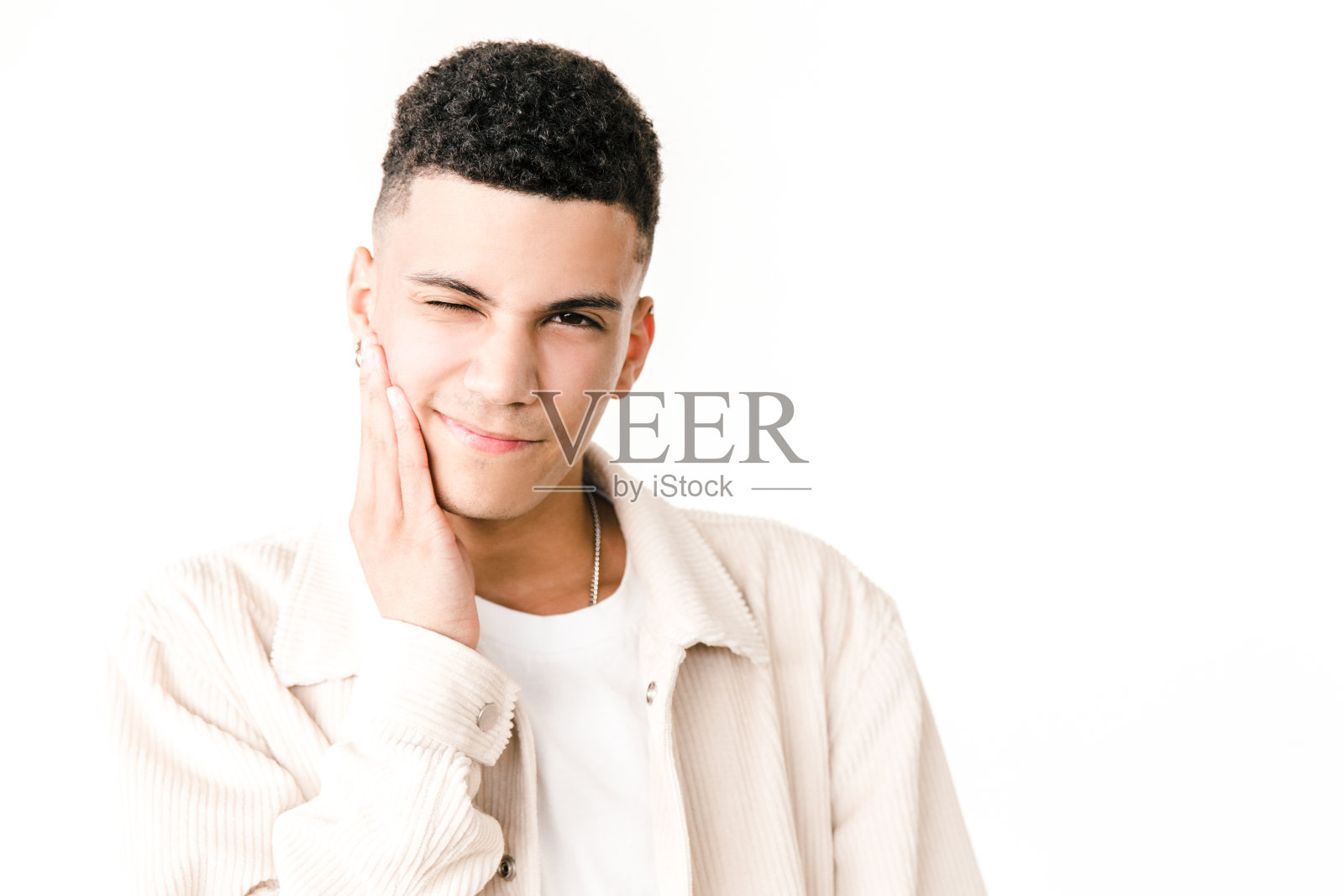 微笑的年轻人对着镜头眨眼照片摄影图片