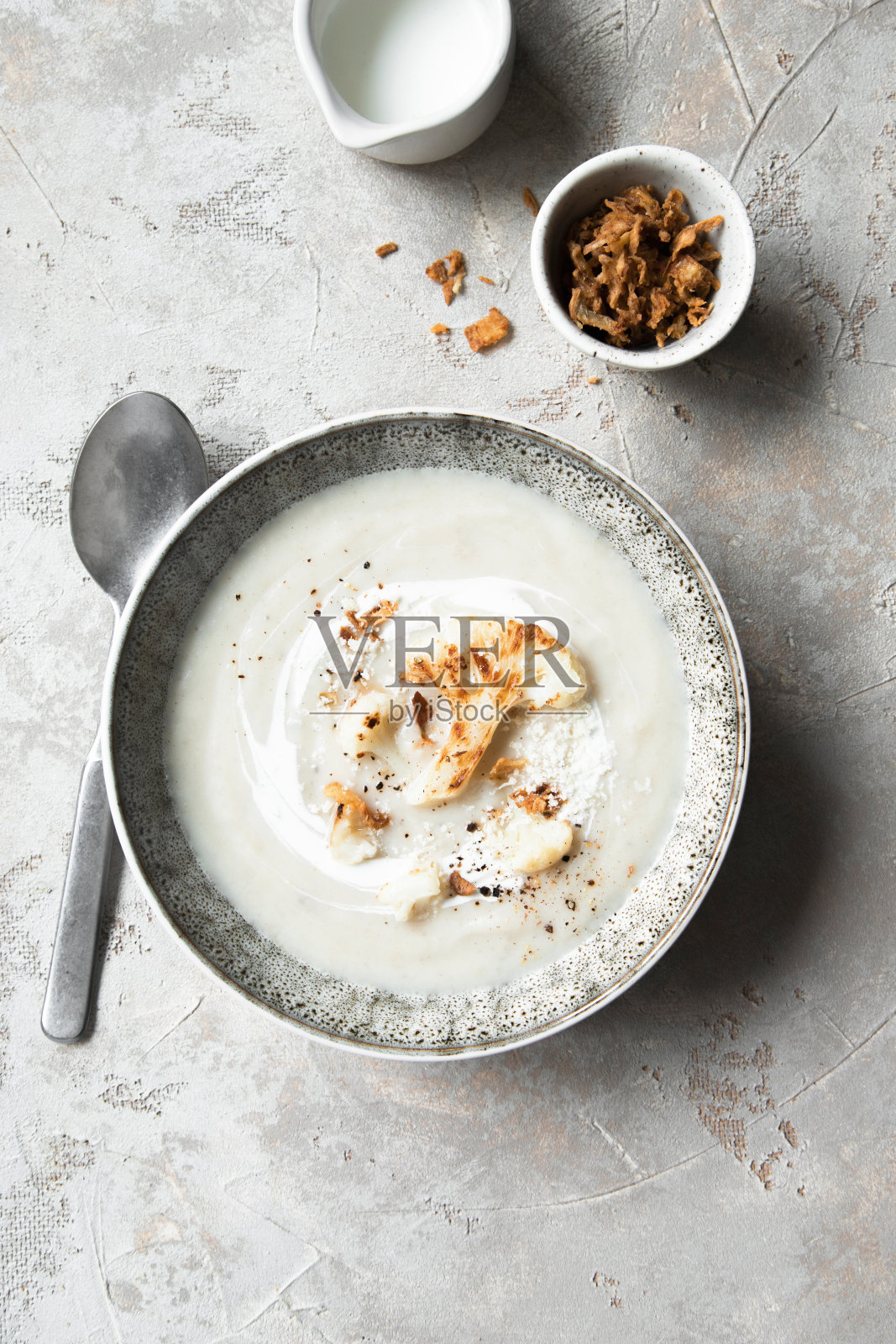 花椰菜奶油汤与炸洋葱和帕尔马干酪。照片摄影图片