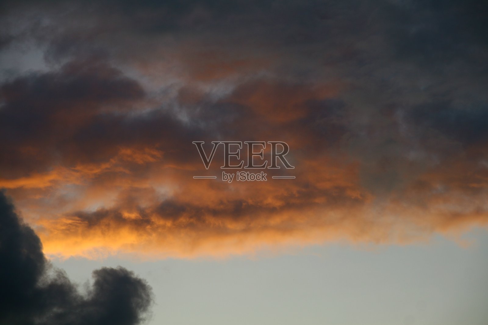 天空中有红色的云照片摄影图片