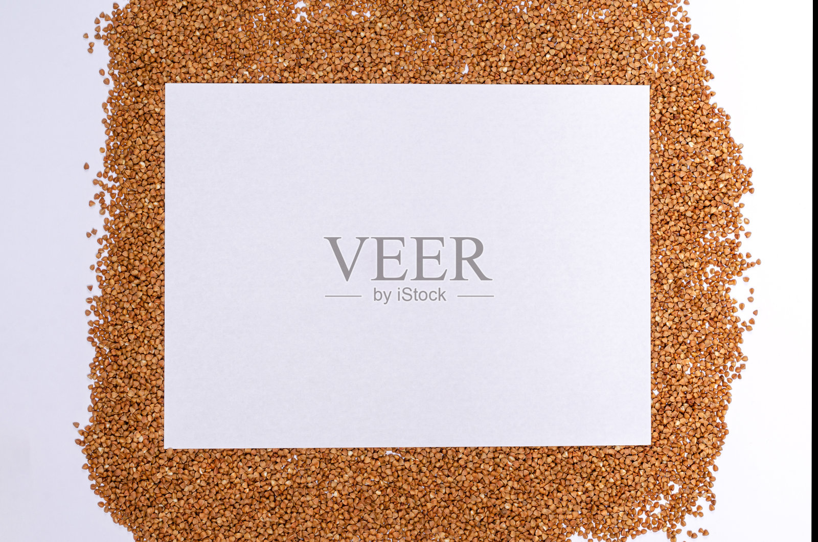 干谷物为纯素者的形式的框架文本从荞麦在白色的背景照片摄影图片