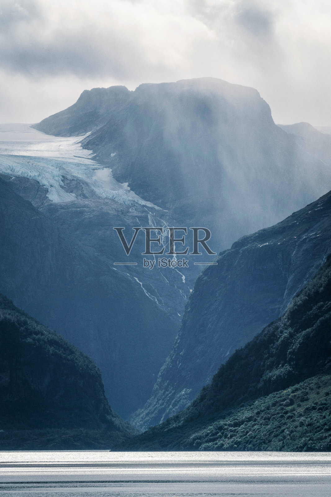 挪威冰川融化进入峡湾的风景照片摄影图片