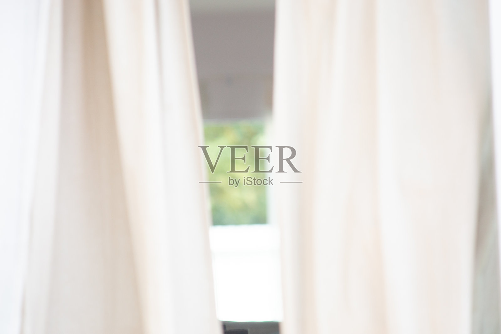 模糊窗帘与窗户绿色花园从背景。照片摄影图片