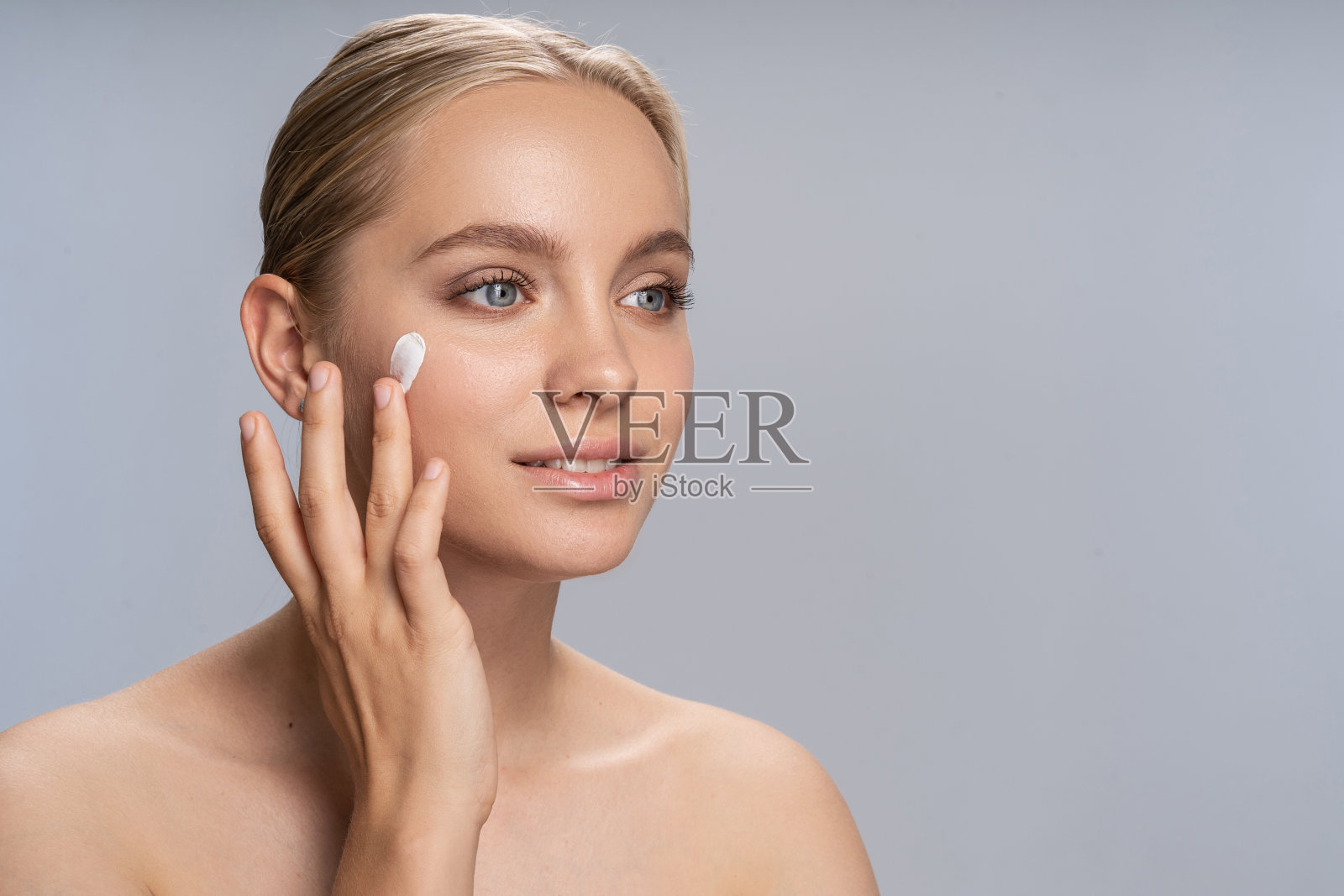 高兴的女孩的肖像,测试霜照片摄影图片