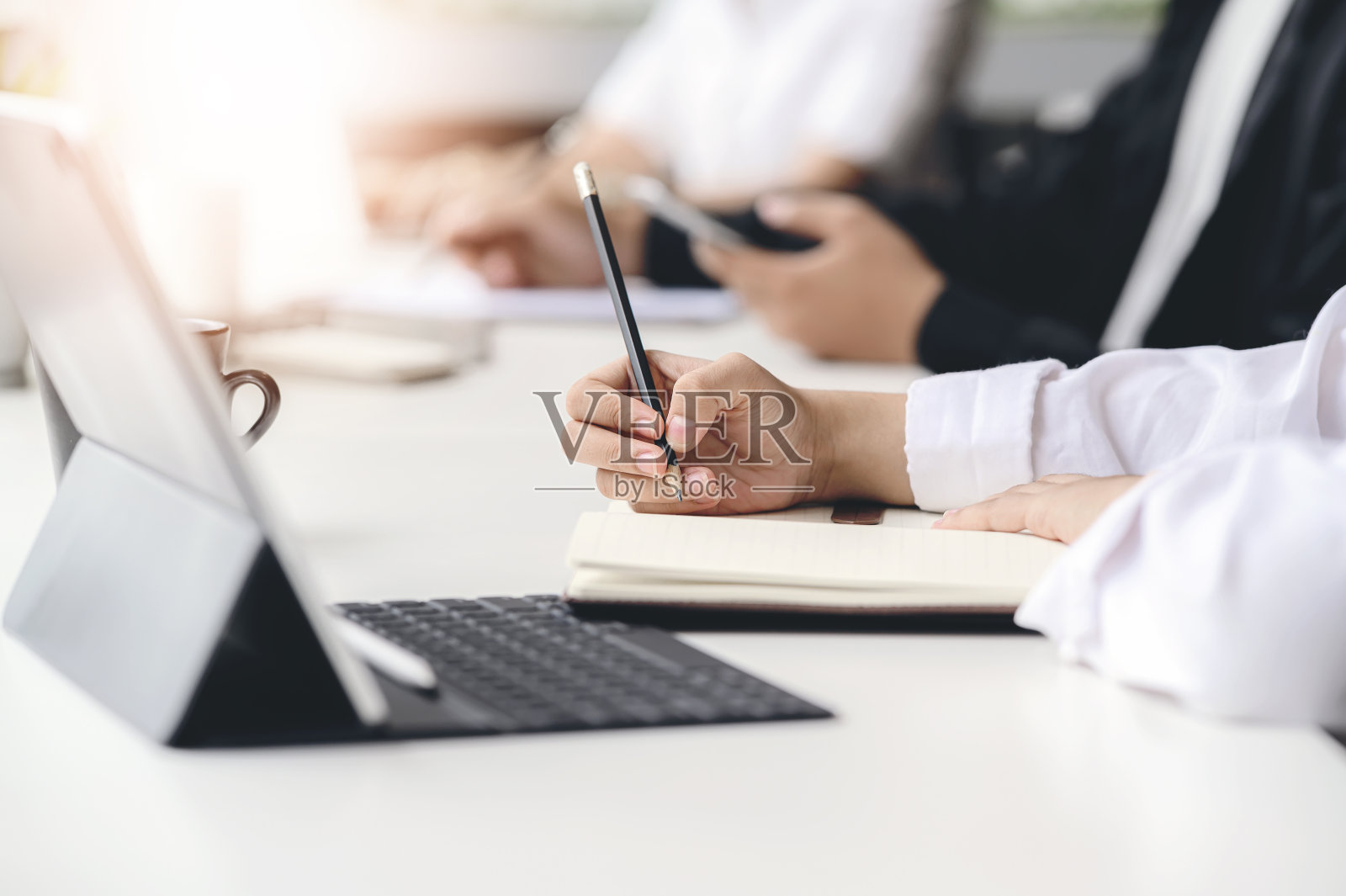 女性在办公室工作时手写日记的镜头。照片摄影图片