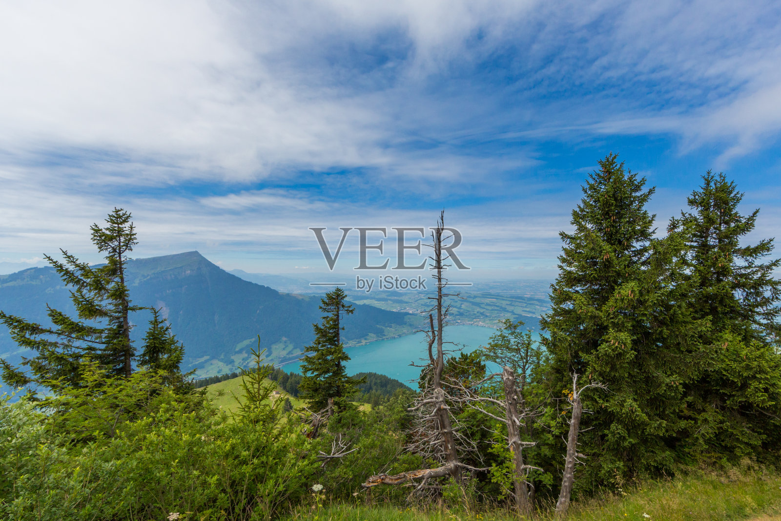 在多云的蓝天下,从Gnipen可以看到Rigi山和Zug湖照片摄影图片