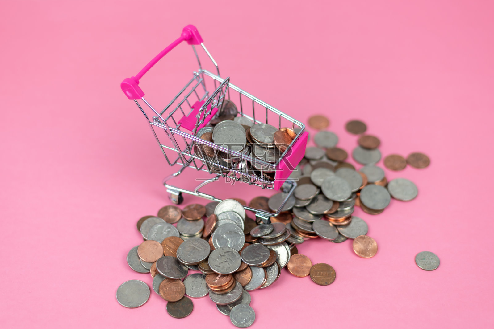 俯视图的微型购物车装满硬币照片摄影图片