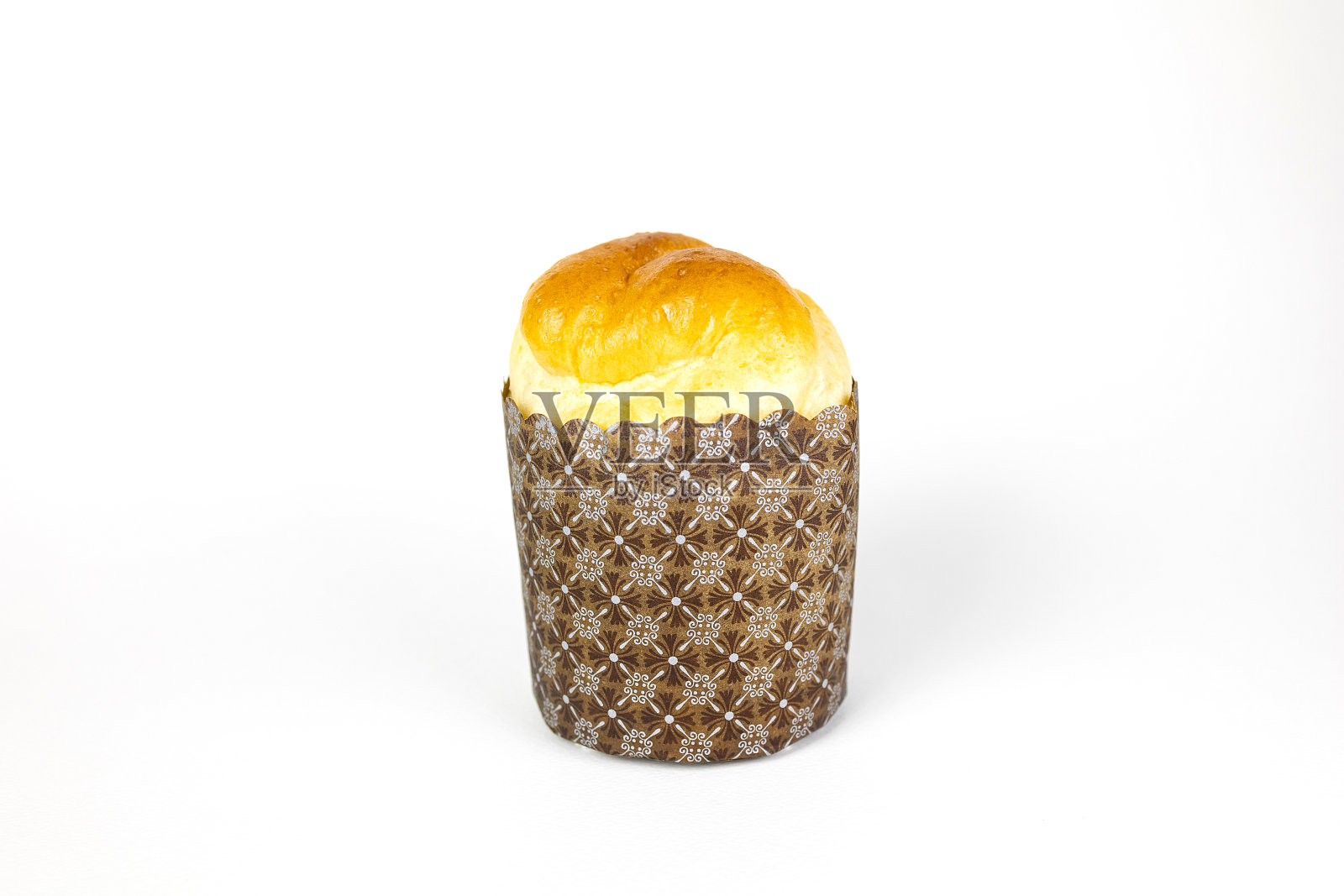 在白色背景上用条纹纸包裹的碎猪肉面包。照片摄影图片