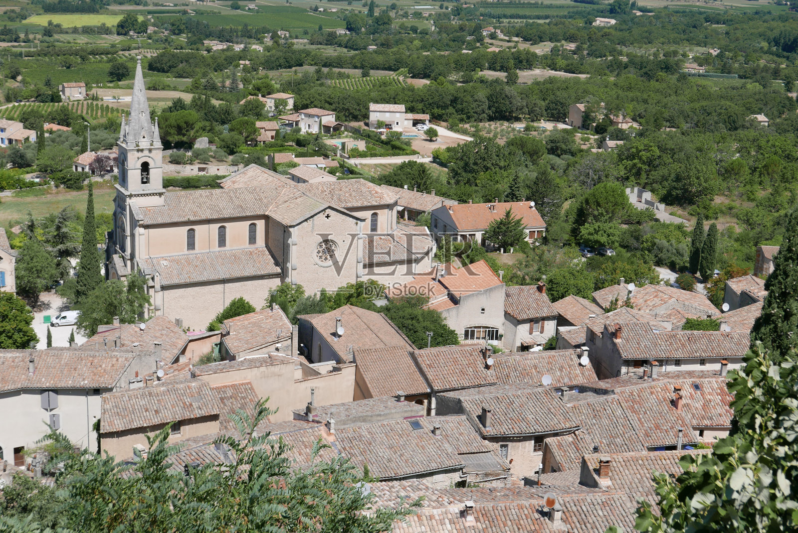 位于葡萄园和村庄之间的沃克鲁兹、鲁西永和博尼厄村照片摄影图片