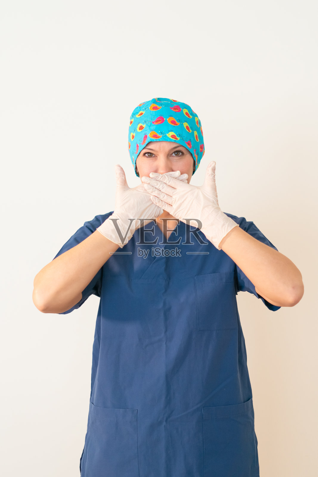 捂住嘴巴的女医生照片摄影图片