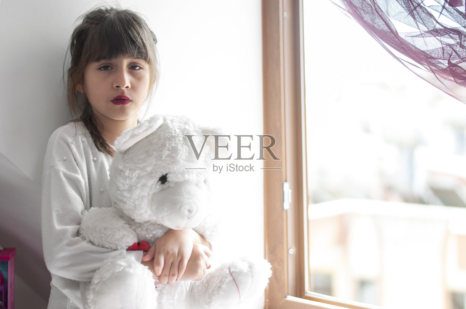 可爱的女孩和泰迪熊在家玩耍照片摄影图片