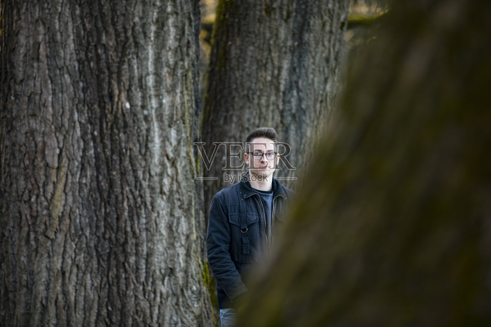 年轻的成年人穿着休闲装探索林地照片摄影图片