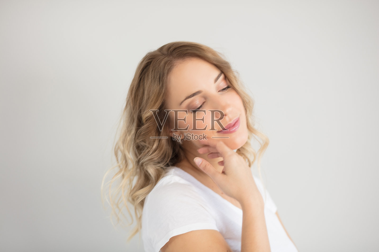 一个完美的美人的侧面。照片摄影图片