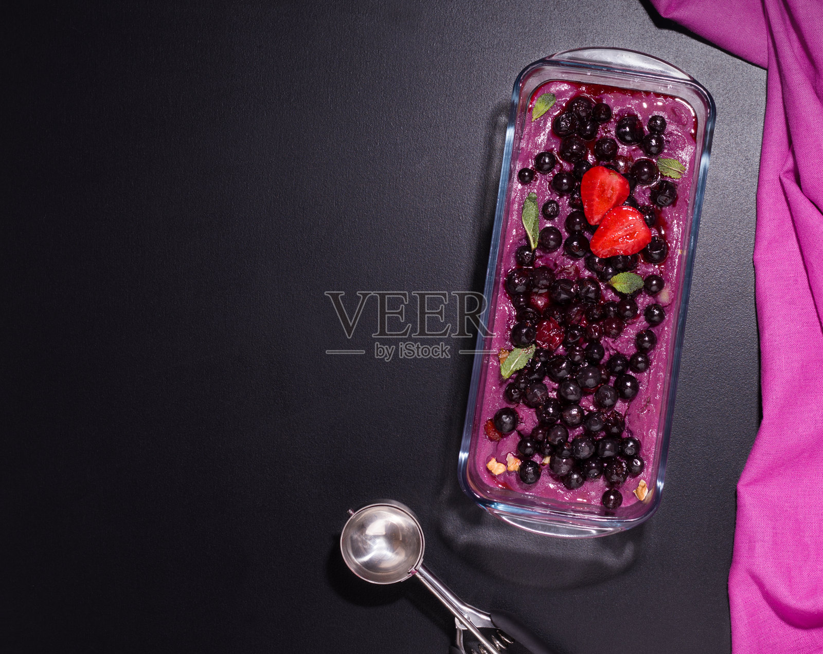 黑色背景上的浆果和玉子冰糕。本空间照片摄影图片