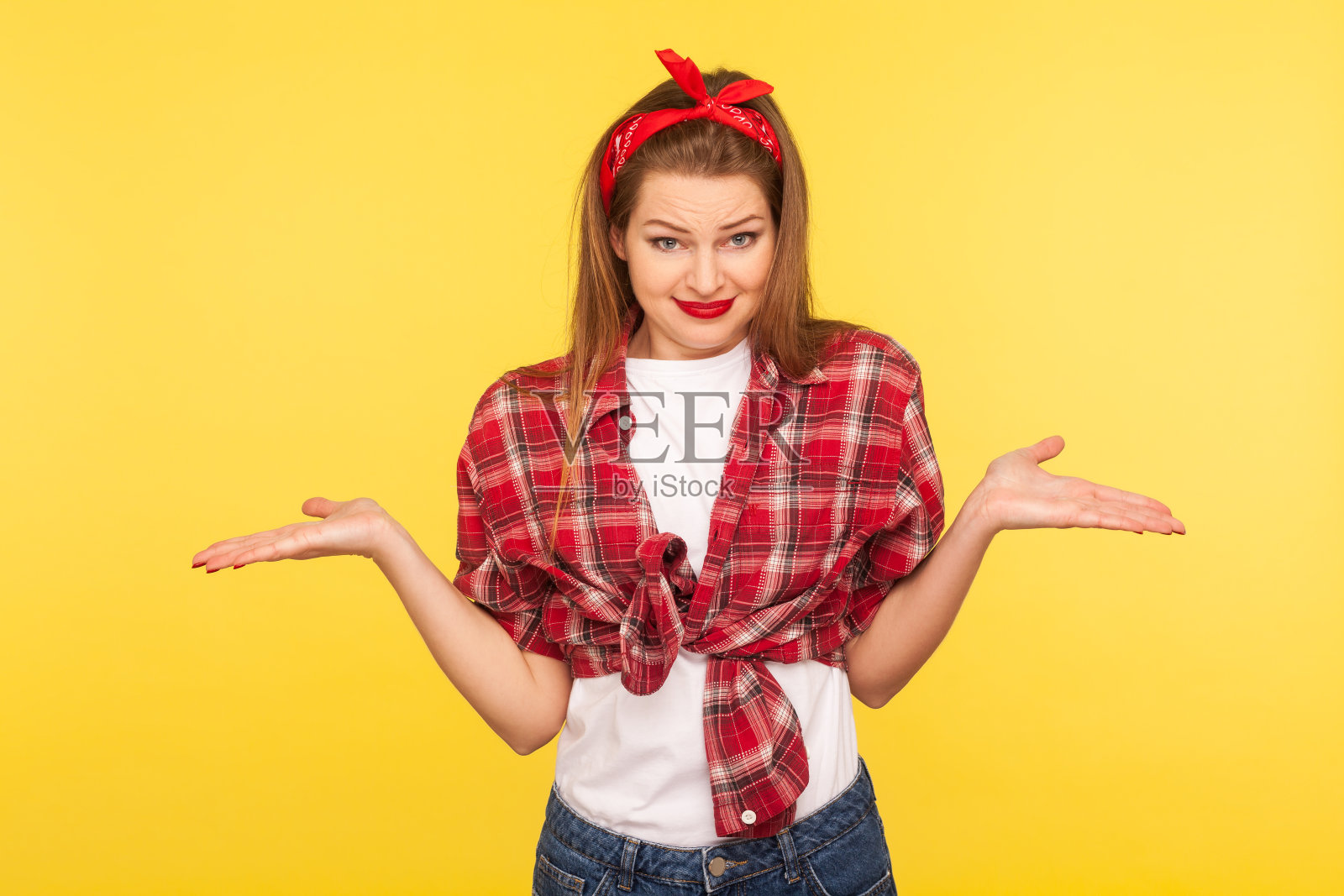 困惑的女子举手表示疑问照片摄影图片