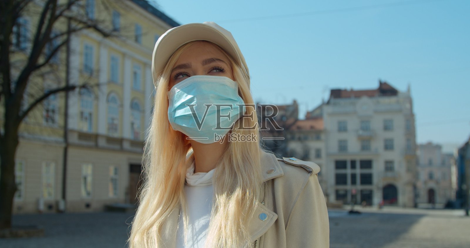 妇女在街头戴口罩预防冠状病毒感染。一位女士在公共场所接受食物检疫。照片摄影图片