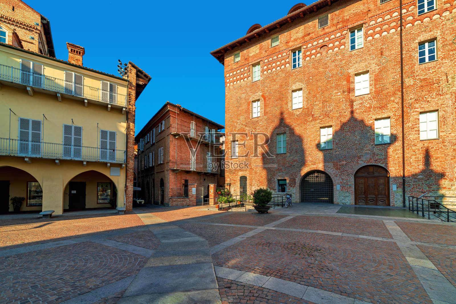 意大利阿尔巴小鹅卵石广场上的老房子。照片摄影图片