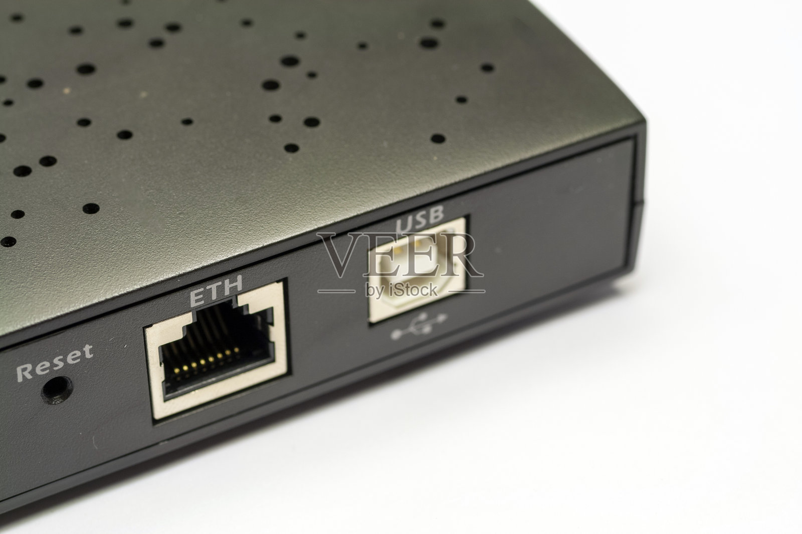 老式路由器调制解调器隔离在白色背景上。照片摄影图片