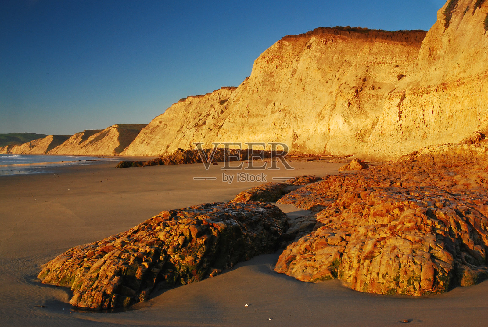悬崖环绕着德雷克斯湾照片摄影图片