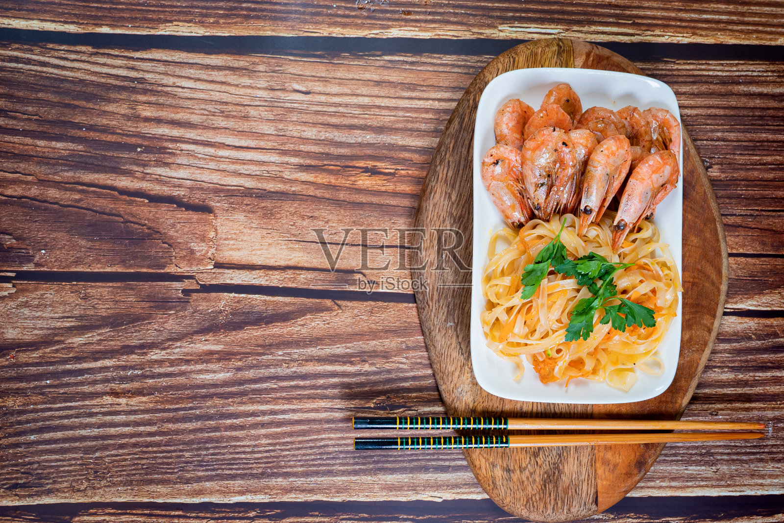 乌冬面和炸鸡尾虾。本空间照片摄影图片