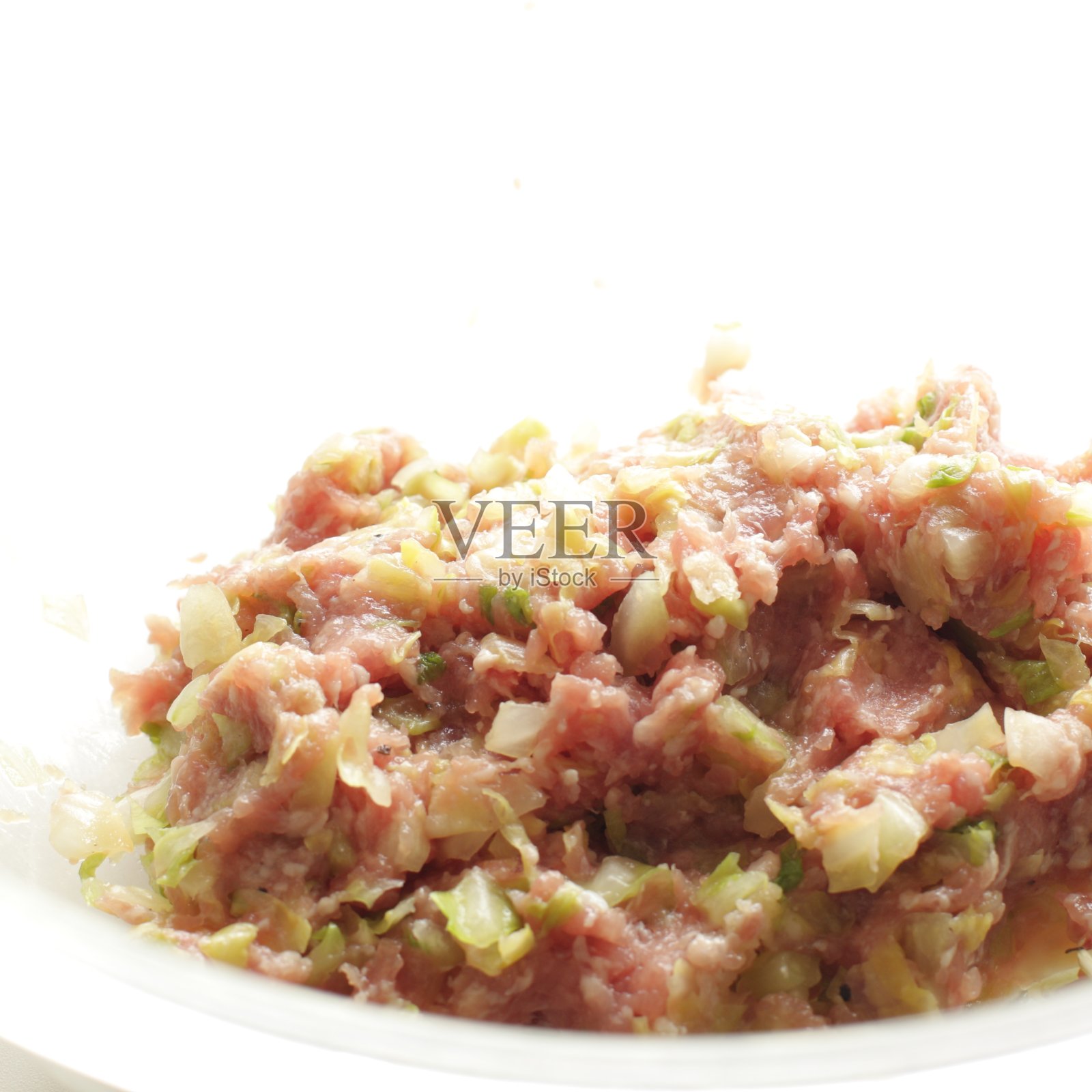 切好的白菜、猪肉、生姜、蒜放入碗中,复制空间照片摄影图片