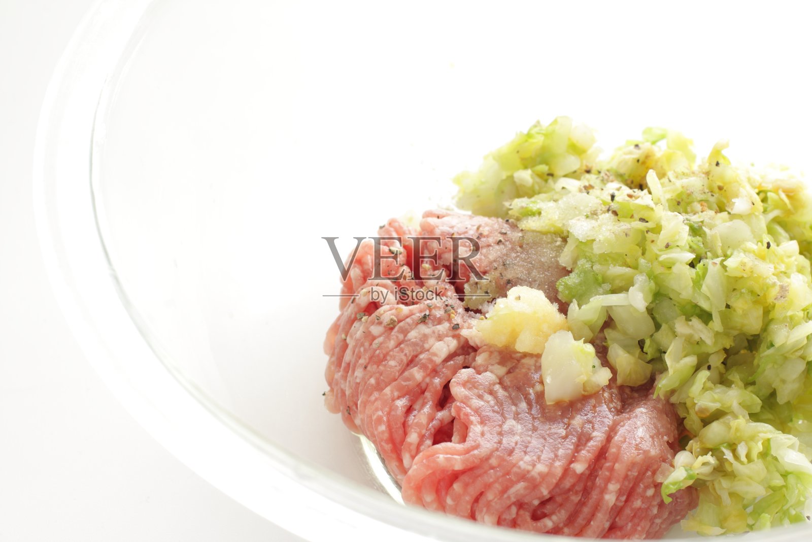 切好的白菜、猪肉、生姜、蒜放入碗中,复制空间照片摄影图片