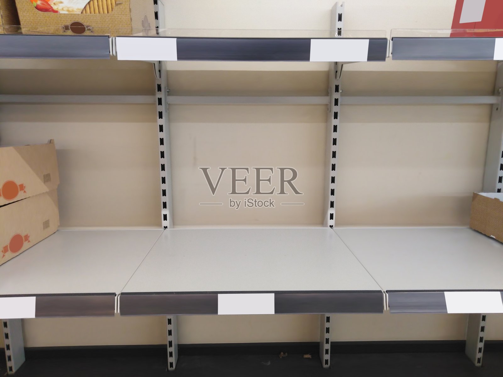 超市货架上的商品都卖光了照片摄影图片