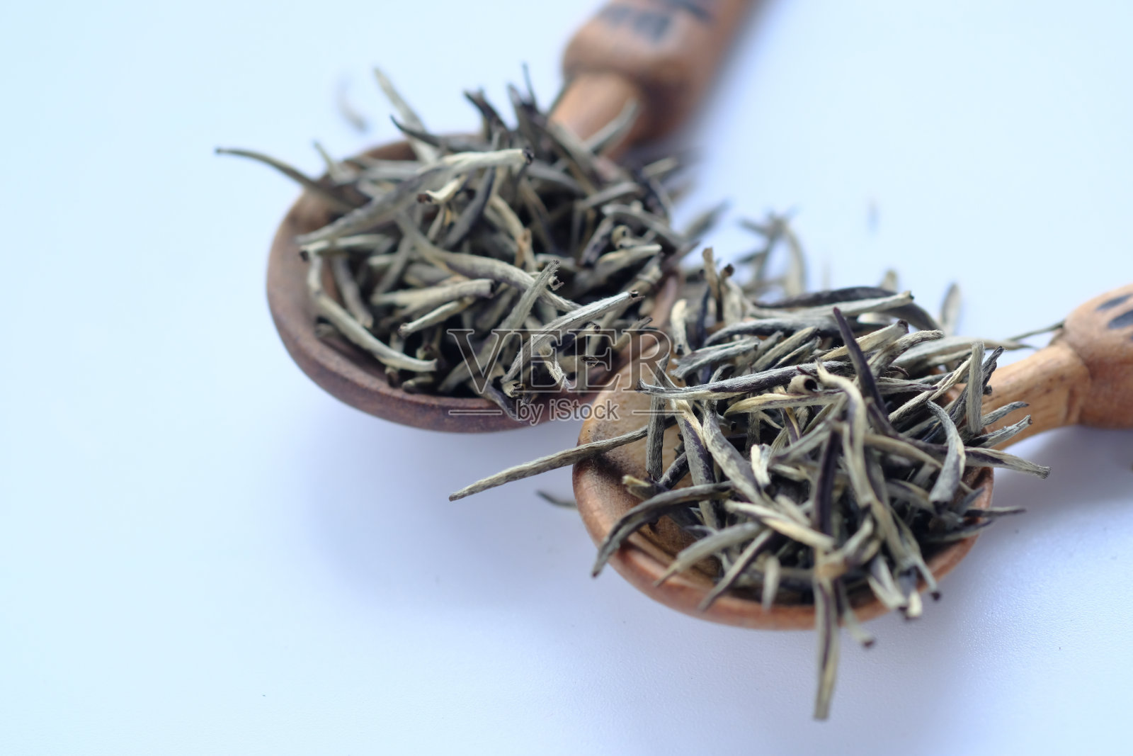 一堆干绿茶和粉末在木质背景上照片摄影图片