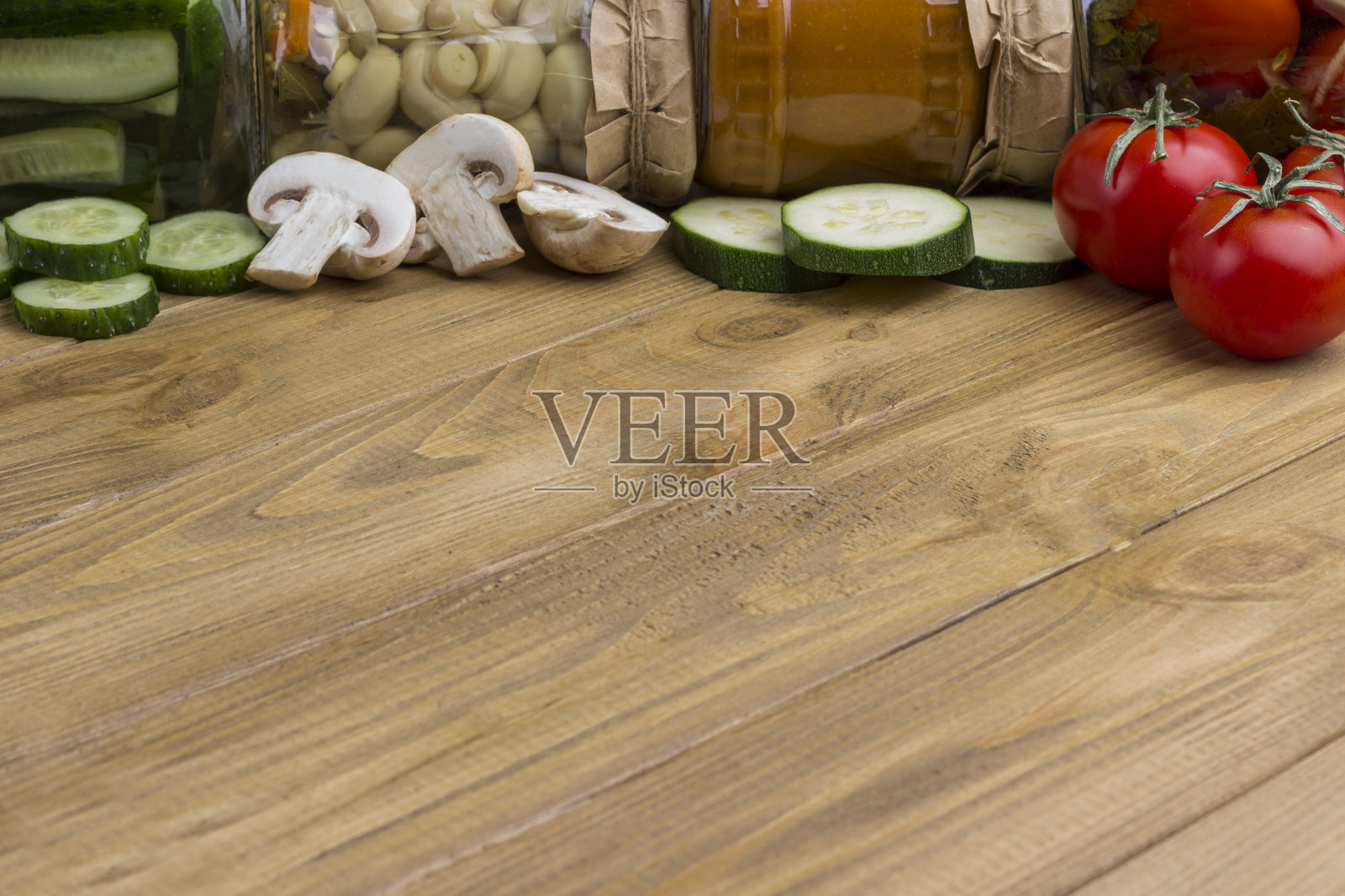 切碎的生蔬菜。玻璃罐中的蔬菜罐头。营养健康的冬天照片摄影图片