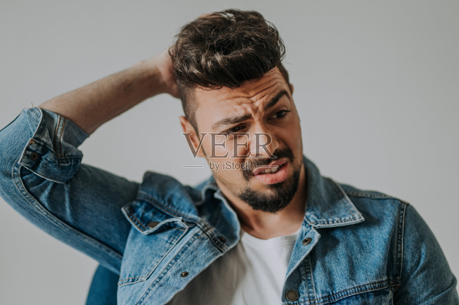 留着胡须的英俊中东男人头像照片摄影图片