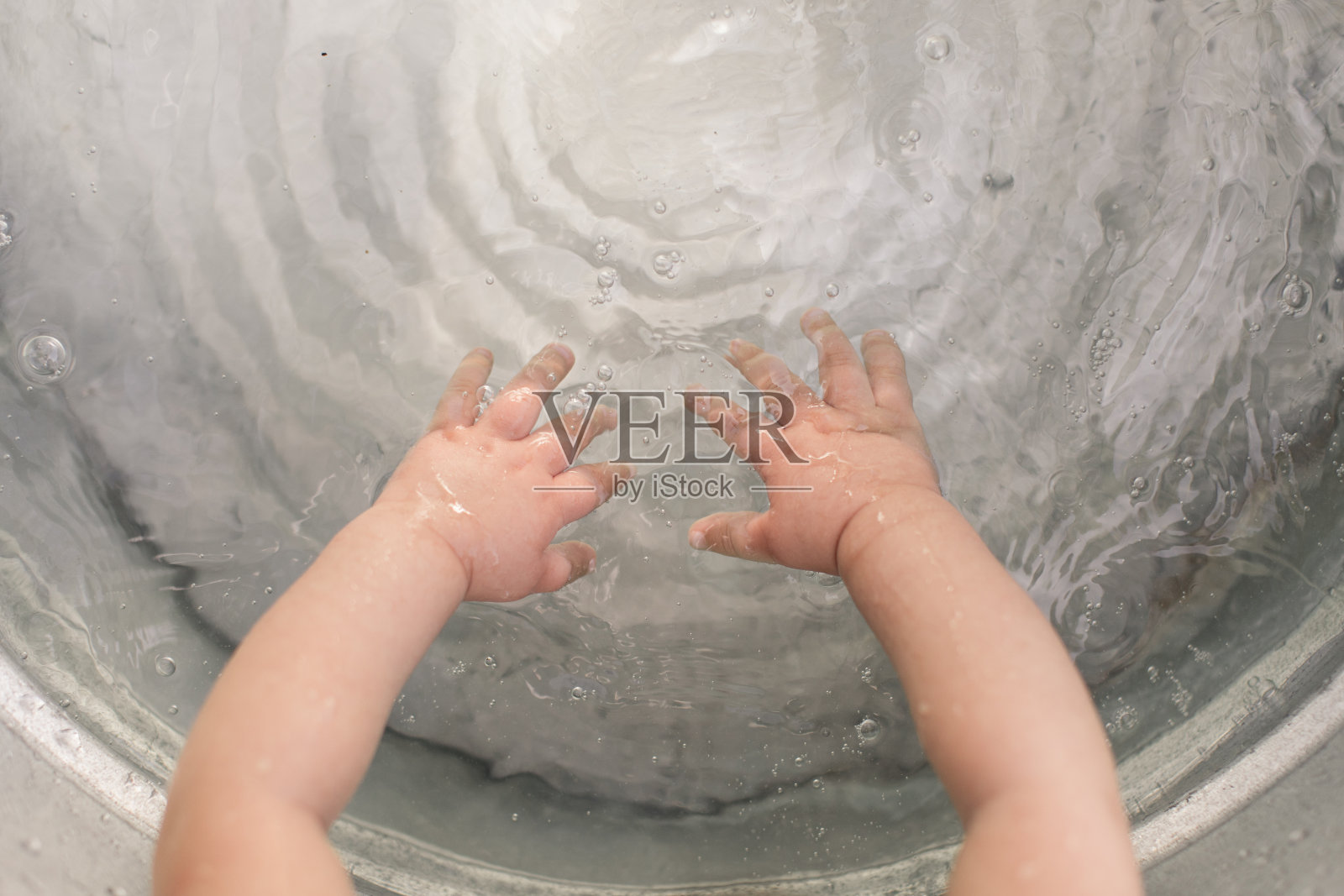 婴儿用水洗手照片摄影图片