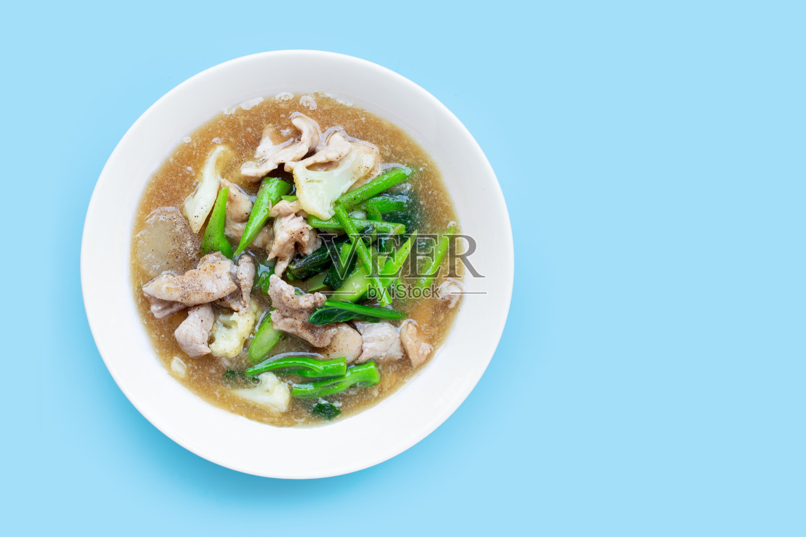 花椰菜炒猪肉面,花椰菜白底蓝底。照片摄影图片