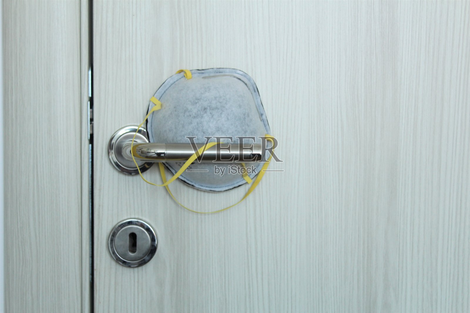 门把手上有面罩。照片摄影图片