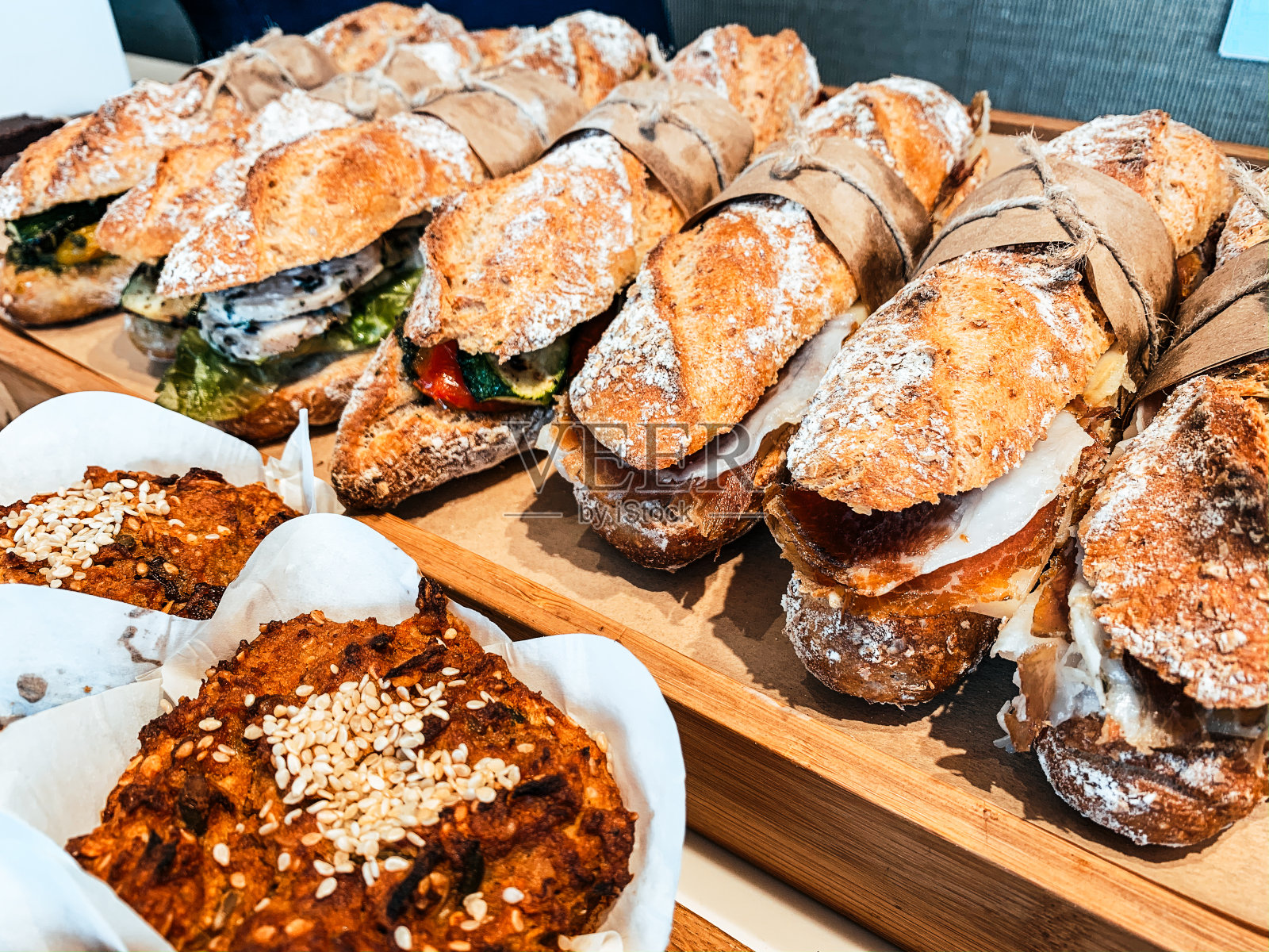 南非开普敦一家熟食店新鲜出炉的美味三明治照片摄影图片