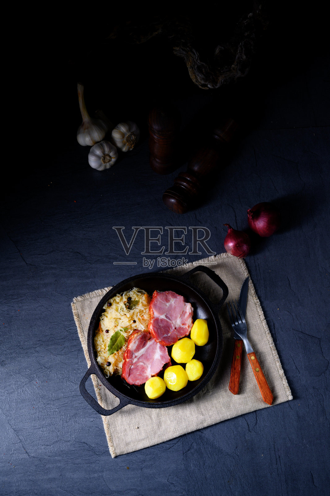 煮泡菜和美味的猪肉照片摄影图片