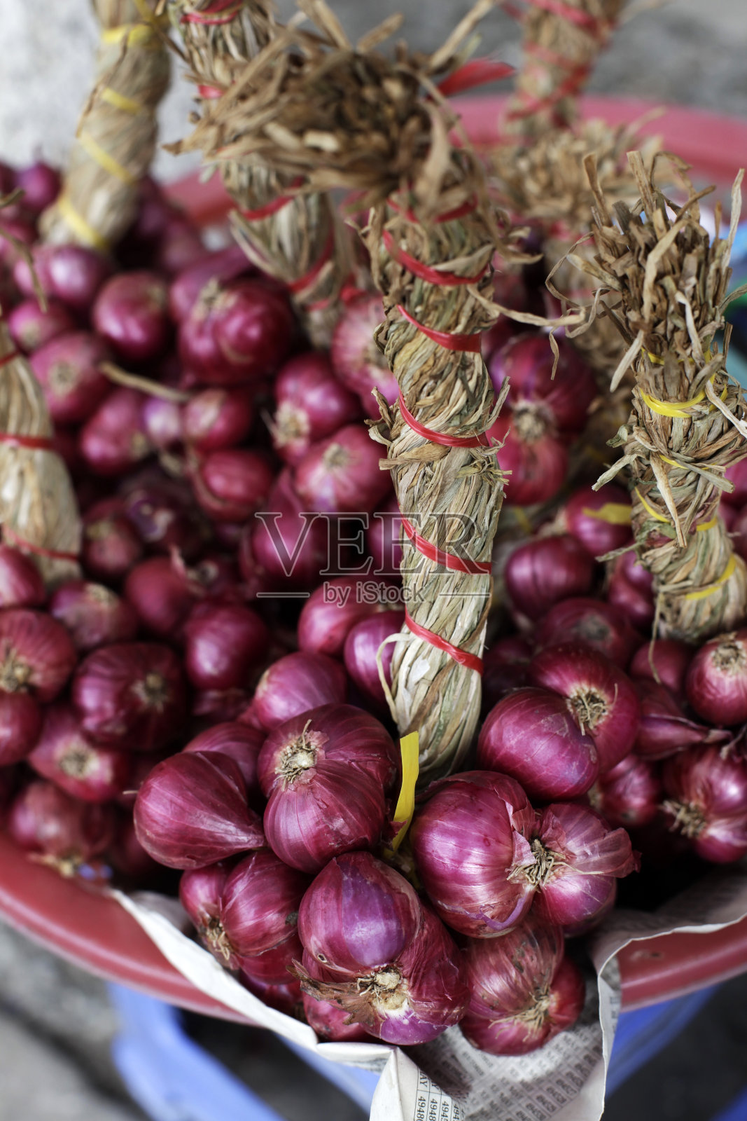 富国市场上的新鲜红洋葱照片摄影图片