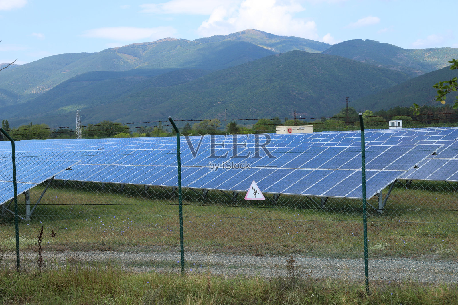 太阳能电池板生产绿色、环保的太阳能。照片摄影图片