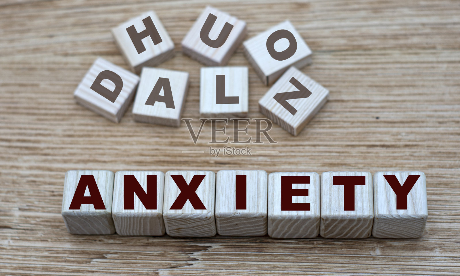 单词焦虑的概念立方体在一个轻木制的背景照片摄影图片