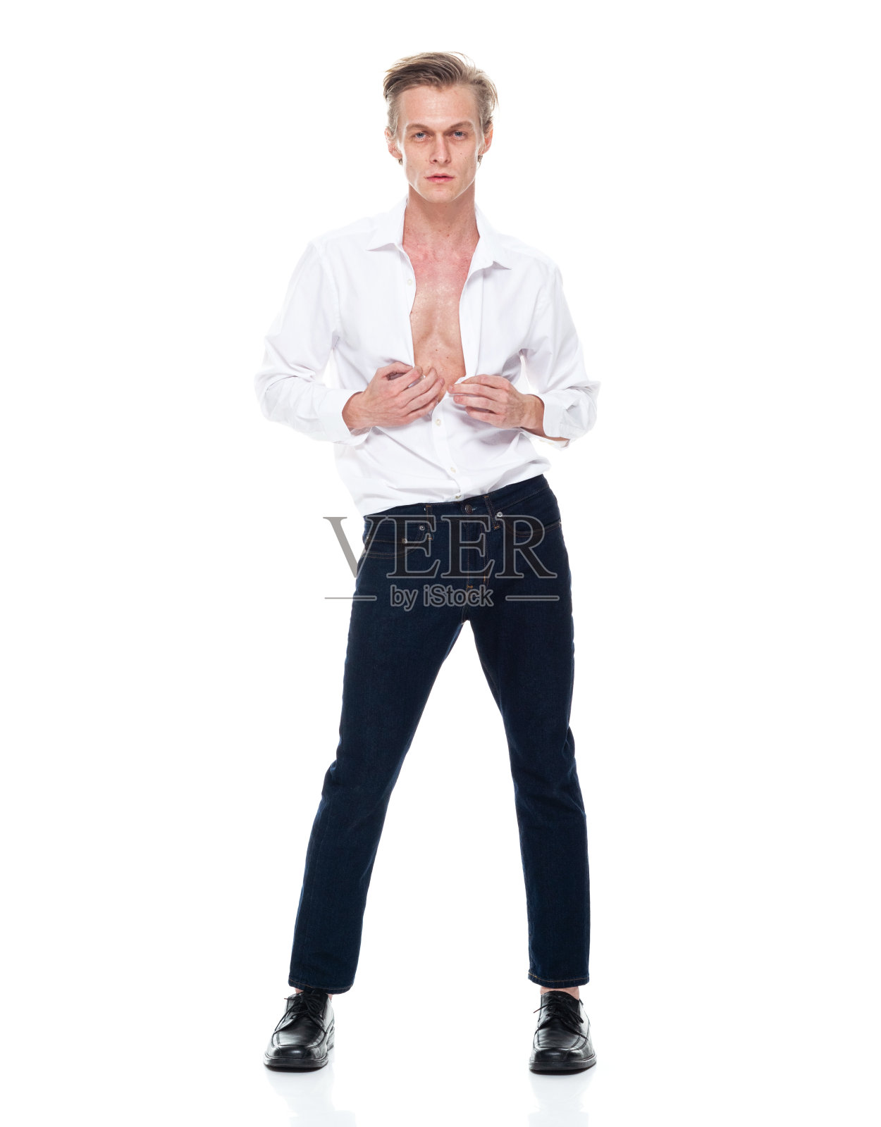 白人年轻男子穿着裤子站在白色背景前穿衣服照片摄影图片