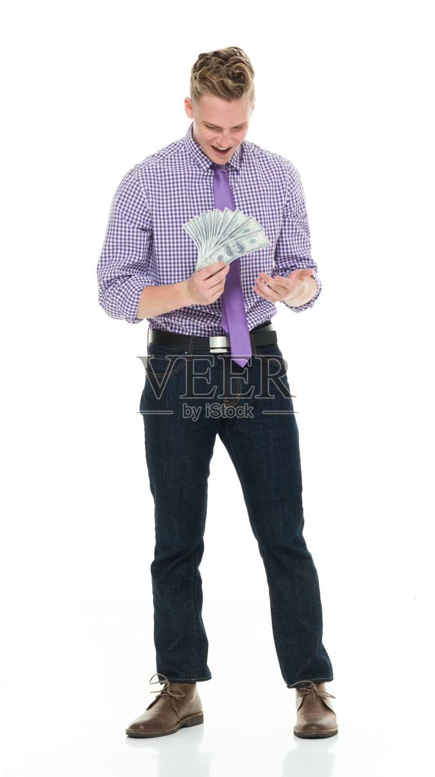 穿着休闲装拿着货币的白人青少年照片摄影图片