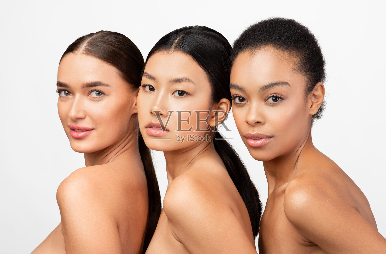 在工作室摆姿势的三个漂亮女孩的肖像照片摄影图片