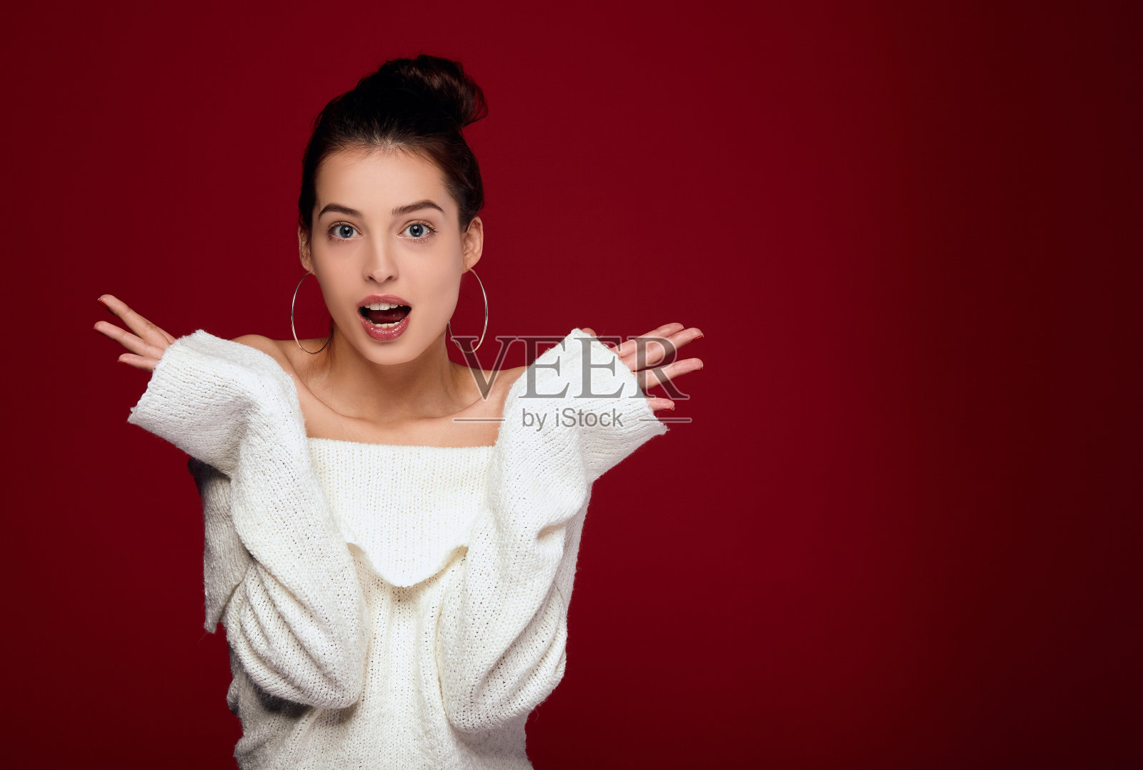 女士在影棚摆姿势,非常惊喜照片摄影图片