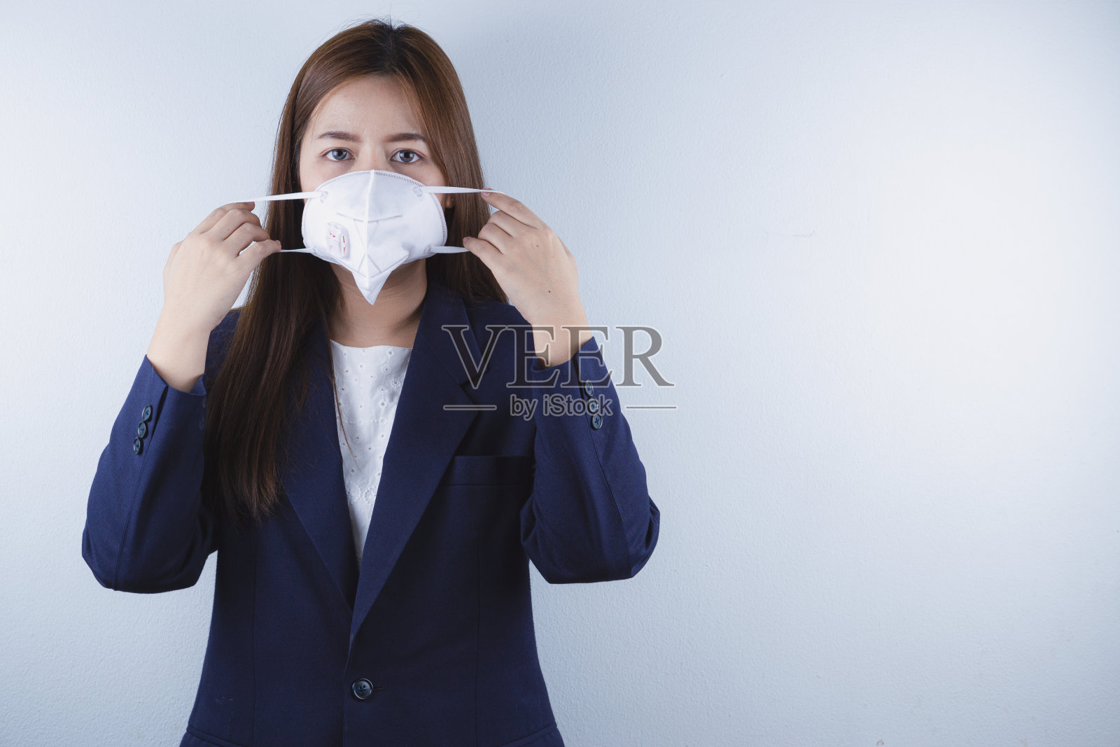 戴防护口罩预防冠状病毒和PM2.5的商务女人,冠状病毒和空气污染概念照片摄影图片